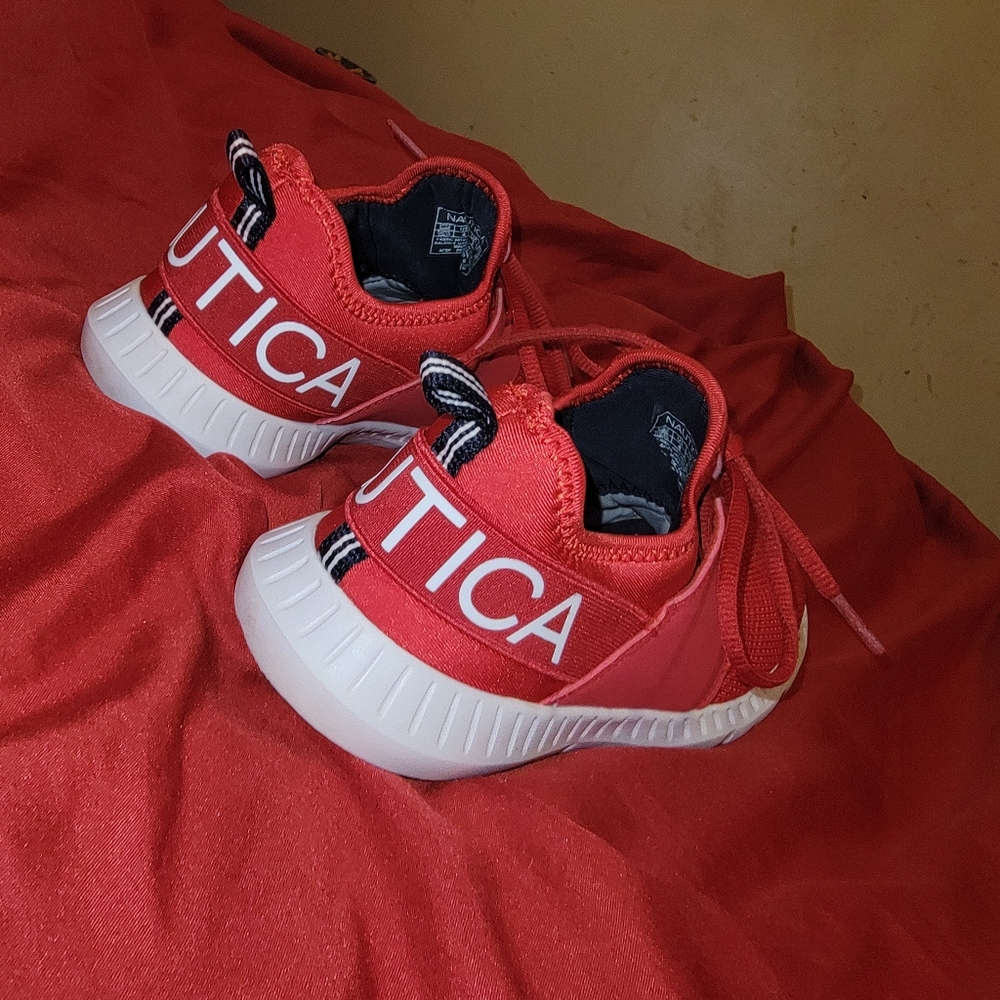 Nautica tennis shoes size 4
